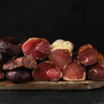 Guía visual paso a paso para preparar un asado perfecto con carnes premium, ideal para compartir en nuestro blog de carnes.